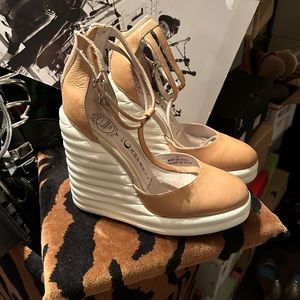 Jeffrey Campbell size 10 true to size